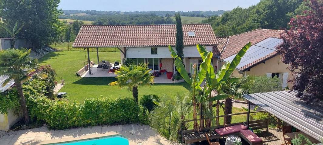 Location de vacances pour 10 personnes, avec Terrasse et Jardin ainsi que Piscine et Vue à Labarthète