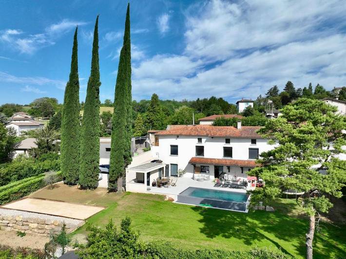 Location de vacances pour 2 personnes, avec Terrasse et Jardin ainsi que Piscine et Vue à Chonas-l'Amballan