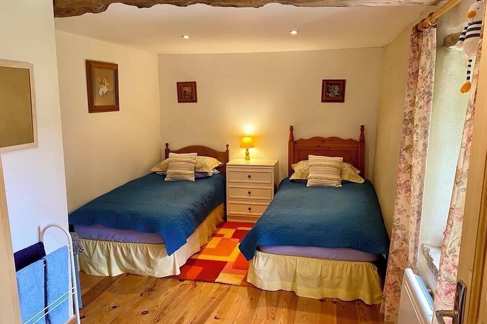 Charming Traditional Gite with Wifi in Lengronne - 5 bedrooms available in Lengronne, Région de Coutances