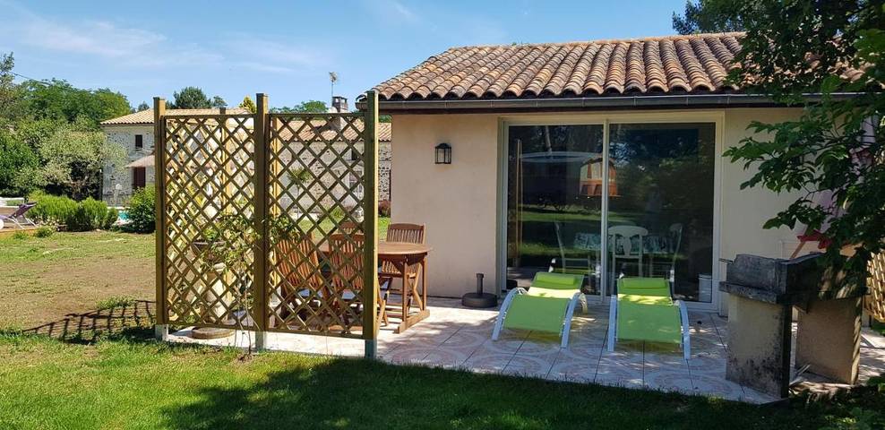 Location de vacances pour 2 personnes, avec piscine et jardin ainsi que jacuzzi et sauna à Bussac-Forêt - 2