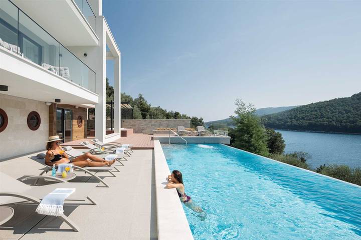 Ferienhaus für 10 Personen, mit Balkon und Terrasse sowie Whirlpool und Garten