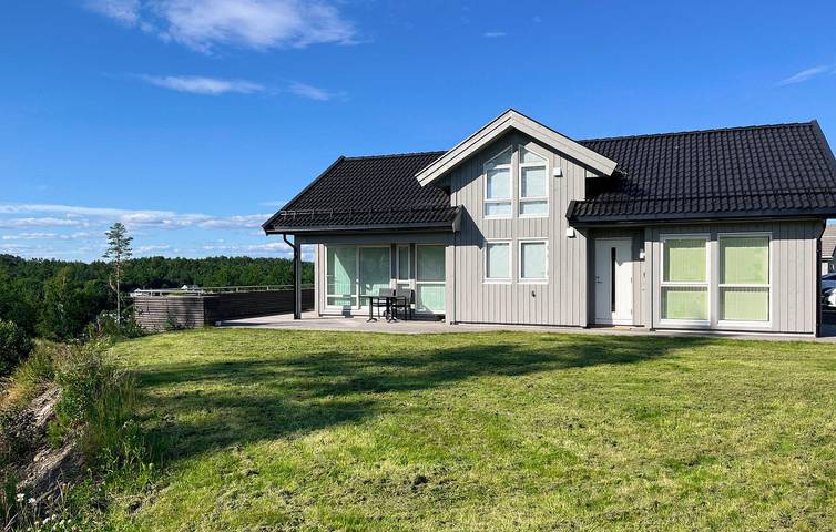 Feriehus for 8 personer, med Terrasse og Hage i tillegg til Utsikt i Arendal 