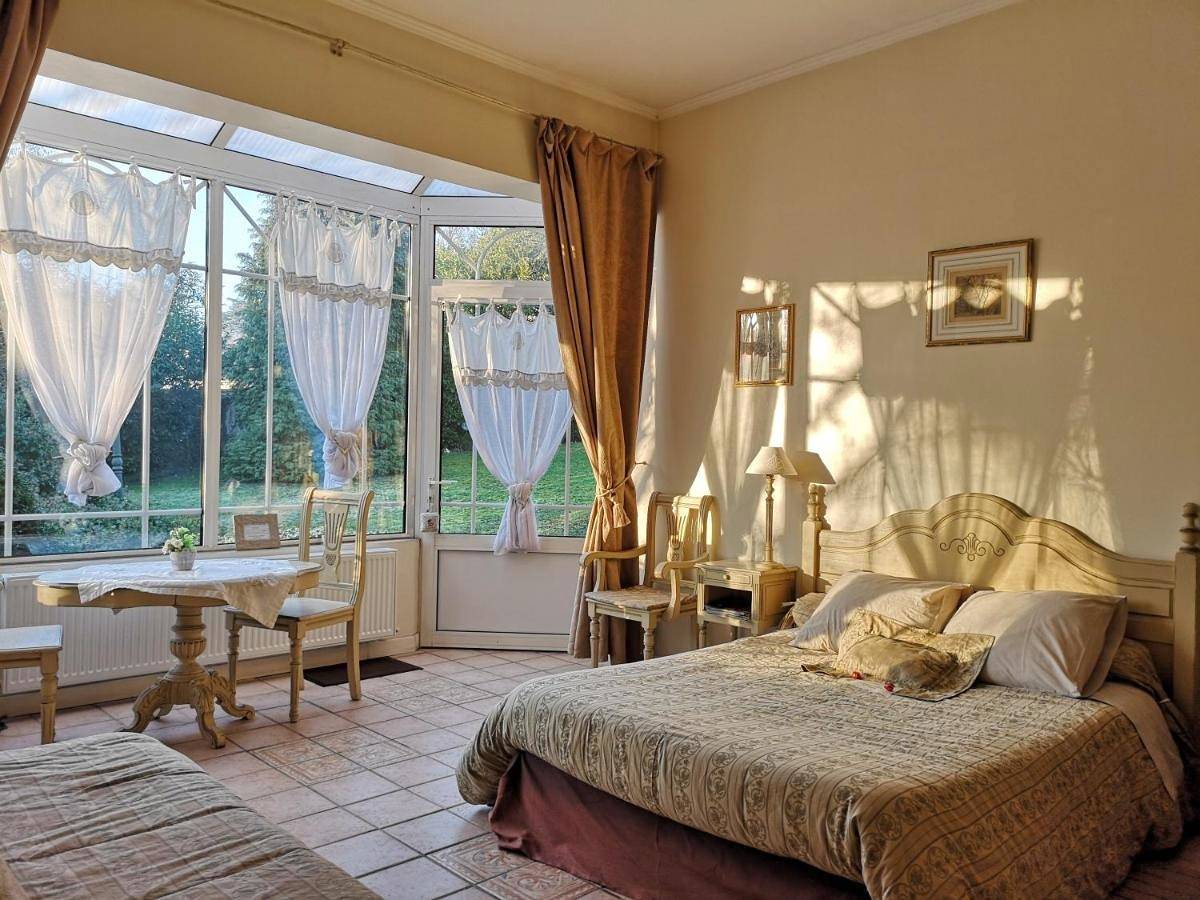 Double Room in Bézu-Saint-Éloi, Région de Les Andelys