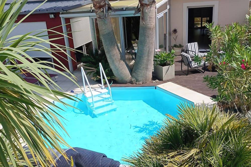 Detached house with exotic garden, swimming pool near landing beaches in Lion-sur-Mer, Caen region