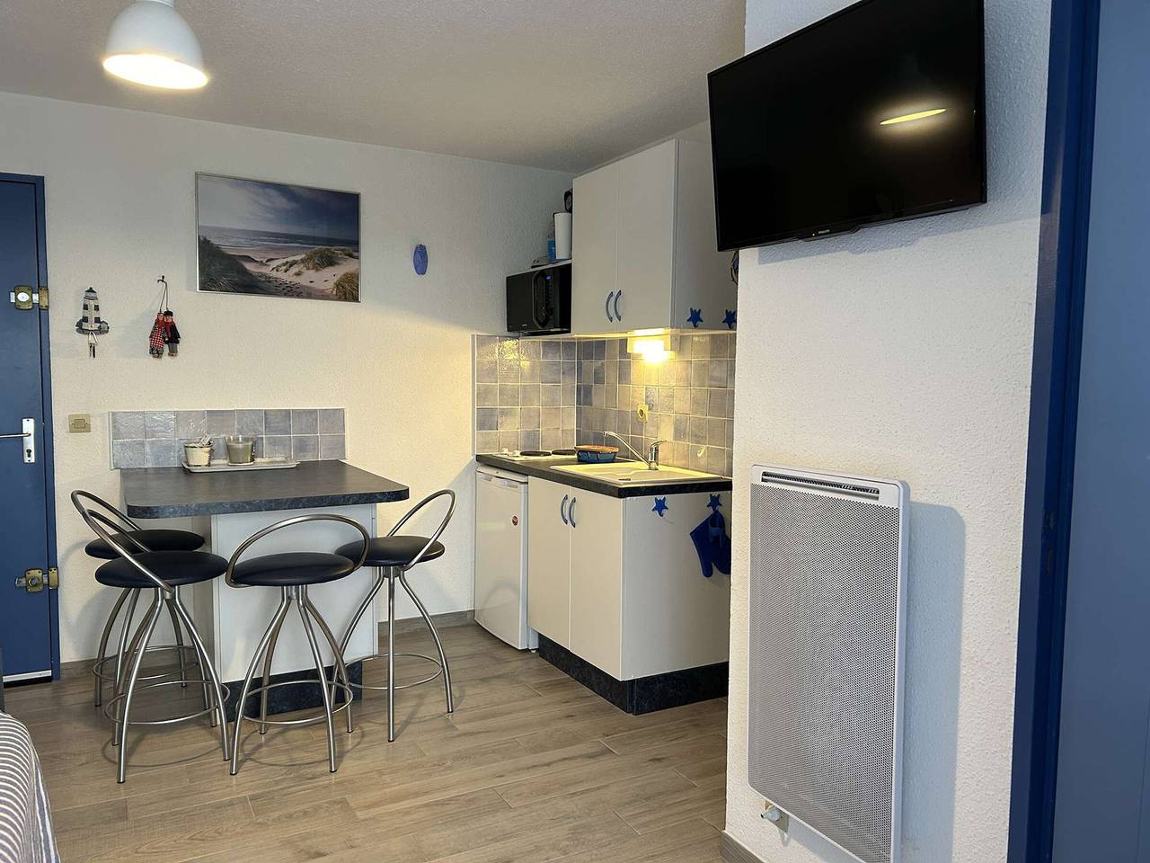 Entire apartment, Cozy 1Br Apartment with Pool, Terrace, and Parking - Sleeps 4 in Le Grau-du-Roi, Côte d'Améthyste