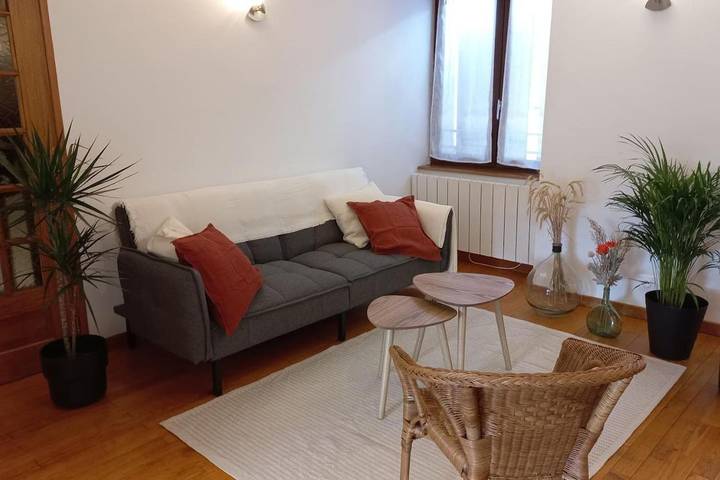 Gîte pour 4 personnes, avec Balcon et Vue à Joux - 2