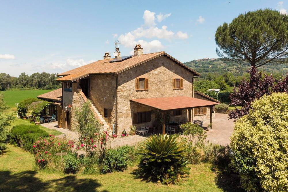 Atemberaubendes alleinstehendes Ferienhaus mit Klimaanlage,  W-Lan, Innenhof und Haustiere erlaubt in Orte, Terni Provinz