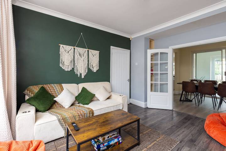 Perfect Booking | 3 Bed Home with Free Parking in Bristol, South West England