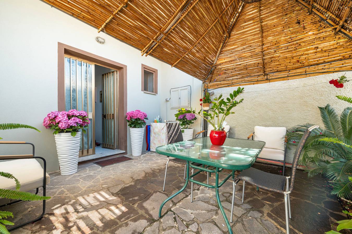 Appartement entier, Appartement 'Gerani Rossi' avec jardin partagé, Wi-Fi et climatisation in Villa San Pietro, Province de Cagliari