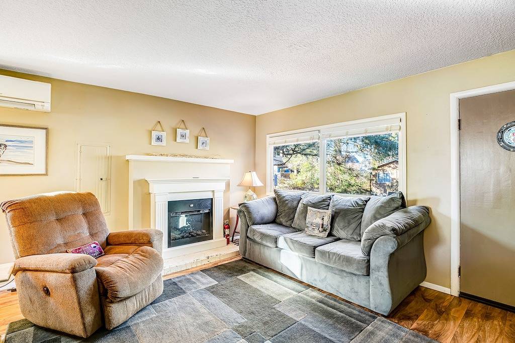 Modernisiertes, hundefreundliches Ferienhaus mit Feuerstelle im Freien, drei Blocks vom Strand entfernt in Gearhart, Clatsop County