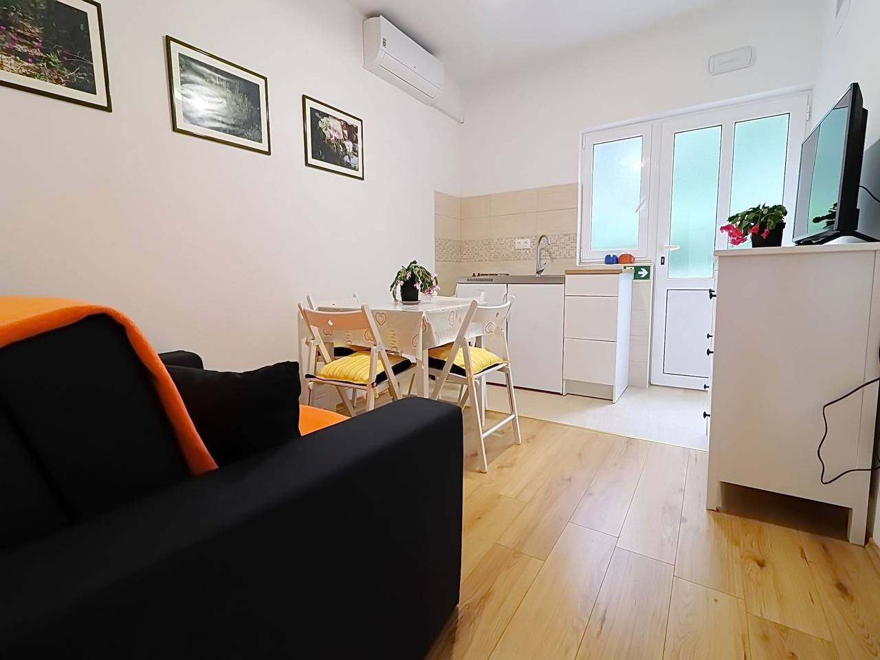 Ganze Wohnung, Apartments Nodilo - Comfort One Bedroom Apartment with Balcony and Sea View (Apt 3) in Mljet