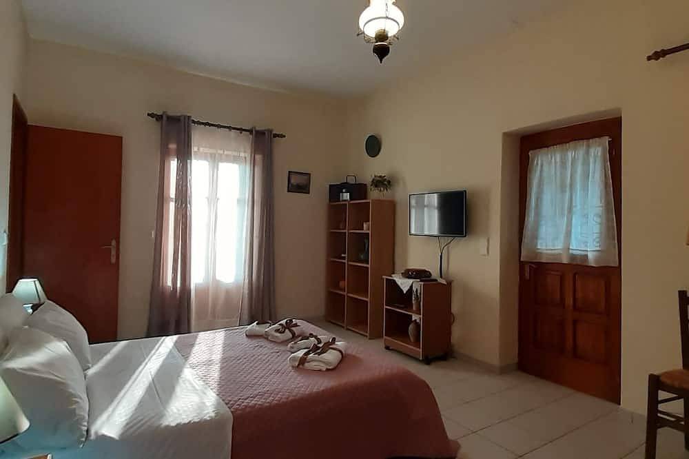 Geheel appartement, Daphne Gezinsvriendelijke appartement met grote tuin, op slechts 700 meter van het strand in Stoupa, Messenia