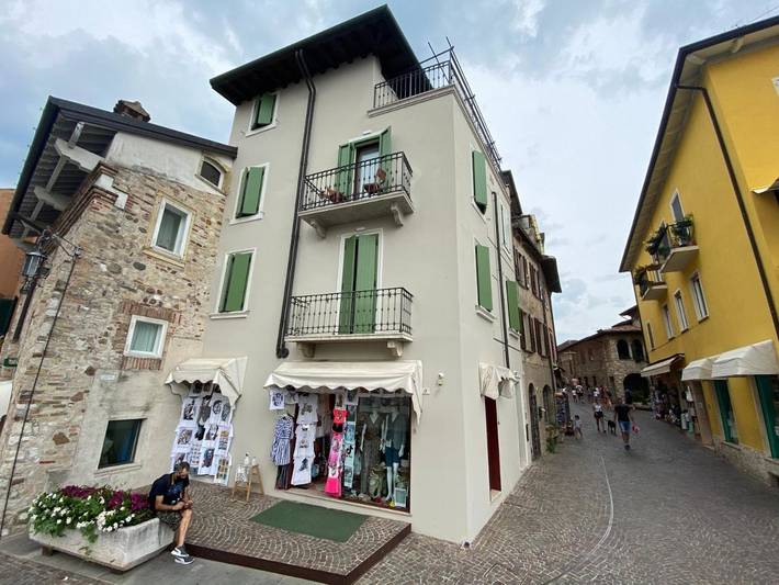 Loft per 3 persone, con terrazza e vista lago nonché panorama, con animali domestici a Sirmione