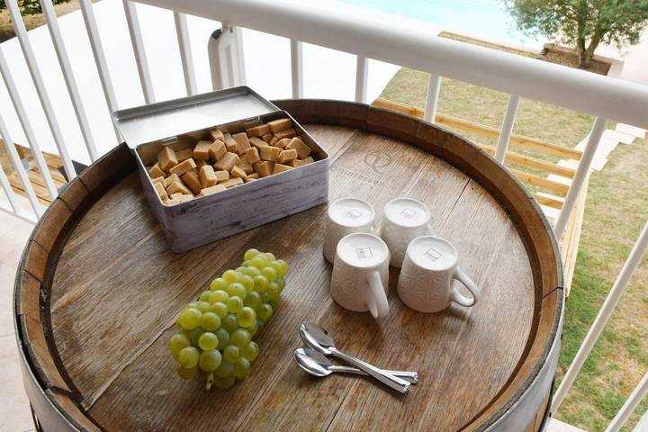 Location de vacances pour 8 personnes, avec piscine ainsi que vue et jardin à Roumagne - 4