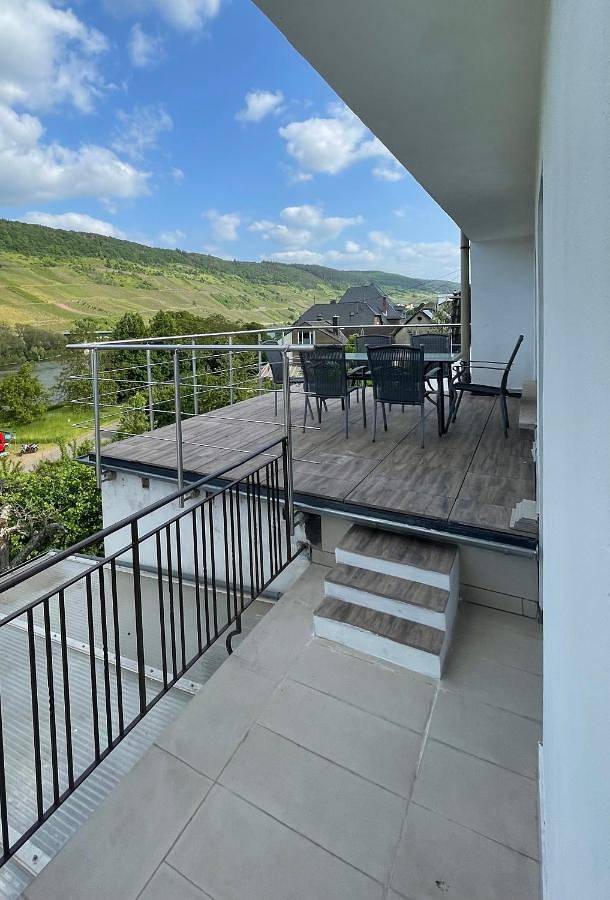 Ferienwohnung für 4 Personen, mit Balkon und Terrasse sowie Ausblick in Reil