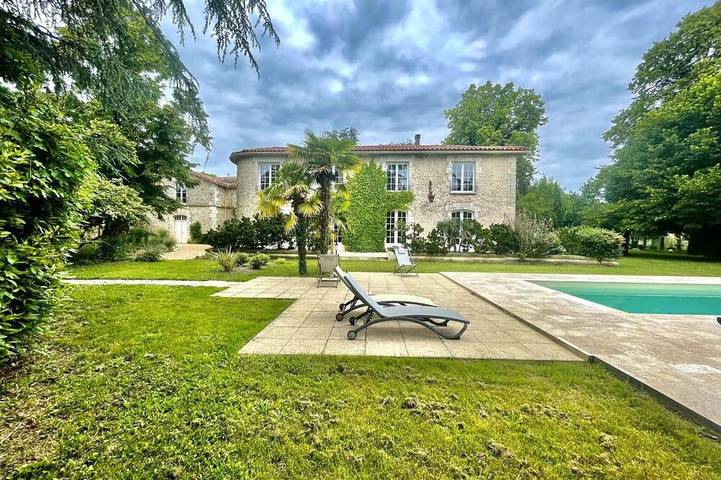 Gîte pour 10 personnes, avec Terrasse ainsi que Jardin et Piscine