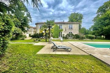 Gîte pour 10 personnes, avec jardin et piscine, animaux acceptés à Pranzac