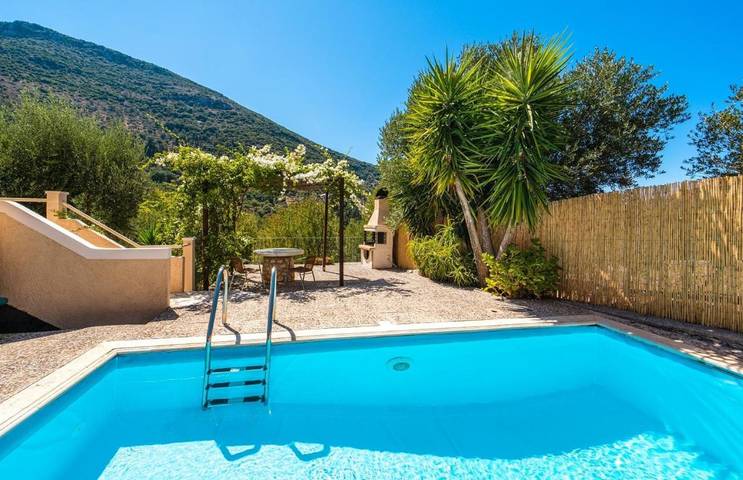 Villa pour 2 personnes, avec terrasse ainsi que piscine et jardin à Ithaque
