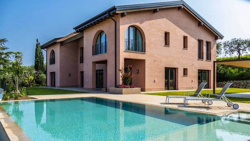 Villa per 16 persone, con giardino e vista lago nonché panorama e piscina a Lazise