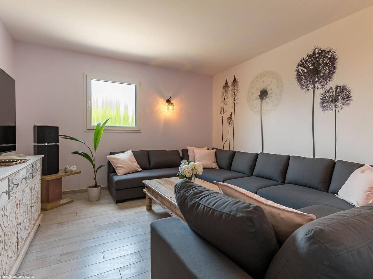 Moderno y luminoso alojamiento en Gy con amplio salón, jardín y juegos para niños in Gy, Alto Saona
