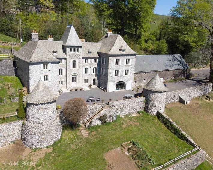 Location de vacances pour 2 personnes, avec Terrasse ainsi que Jardin et Vue à Curières