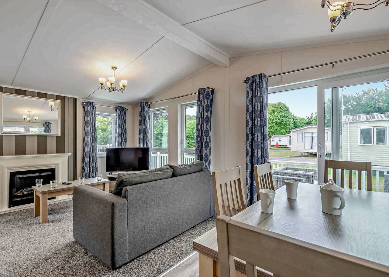 Deluxe Lodge. Parking, ensuite and decking. in Burgh Castle, Great Yarmouth