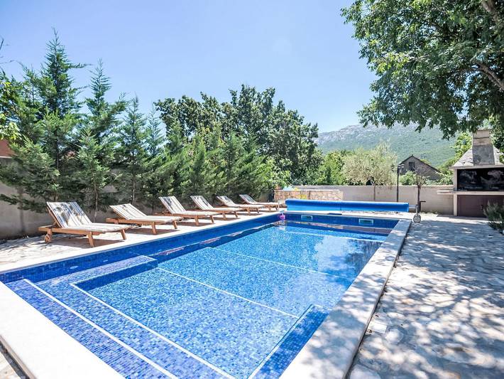 Ferienhaus für 8 Personen, mit Whirlpool und Terrasse