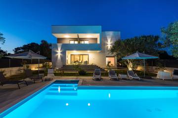 Ferienwohnung für 5 Personen, mit Terrasse und Garten in Sveti Filip i Jakov