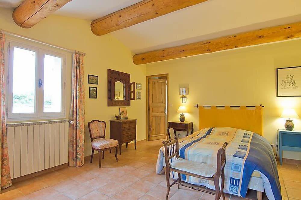 Les Cotes in Saint-Martin-de-Castillon, Parc naturel régional du Luberon