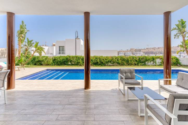 Vakantiehuis 'Chalet En La Cala De Mijas Costa' met Uitzicht op Zee, Zwembad en Terras in La Cala de Mijas, Mijas