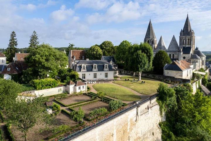 Location de vacances pour 13 personnes, avec Terrasse et Jardin dans Chateau De Loches Chateau De La Loire