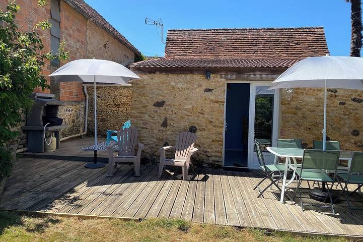 Location de vacances pour 5 personnes, avec jardin et piscine, animaux acceptés à Saint-Avit-de-Vialard