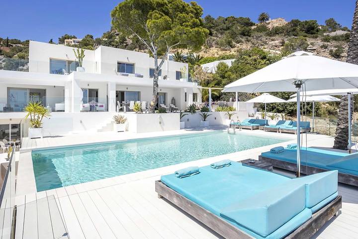 Chalet para 12 personas, con jardín además de balcón y jacuzzi en Es Cubells
