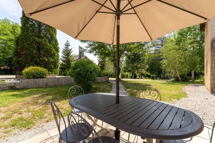 Gîte pour 6 personnes, avec vue ainsi que piscine et jardin dans le Jura - 4