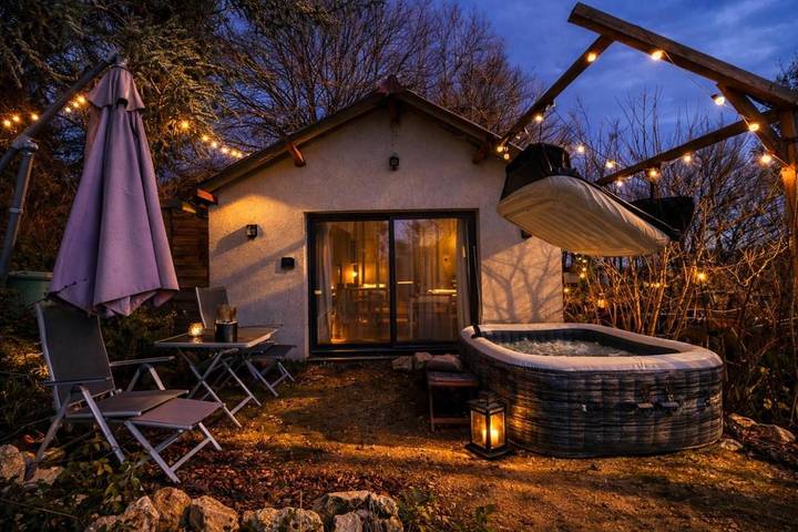 Location de vacances pour 2 personnes, avec piscine ainsi que jacuzzi et jardin, adapté aux familles à Chouzy-sur-Cisse