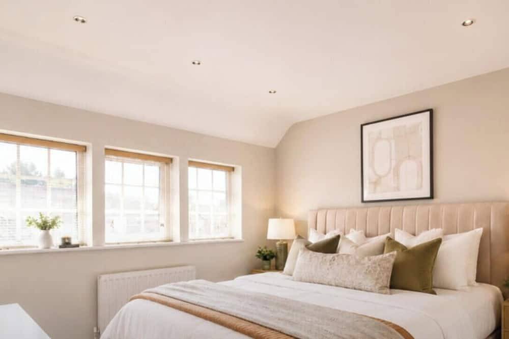 Manor Road Retreat | Modern | Sleeps 5 in London Colney, Hertfordshire