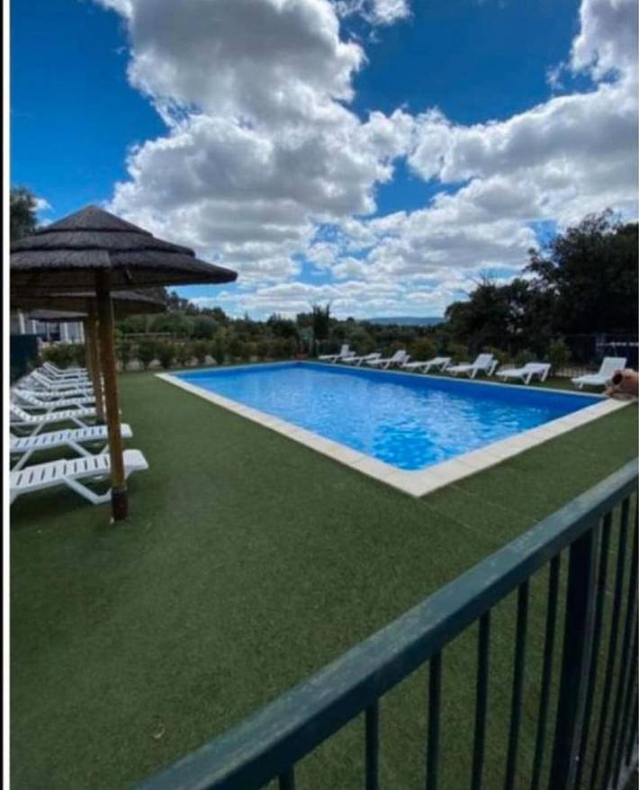 Location de vacances pour 4 personnes, avec vue et jardin ainsi que terrasse et piscine à Cesseras - 2