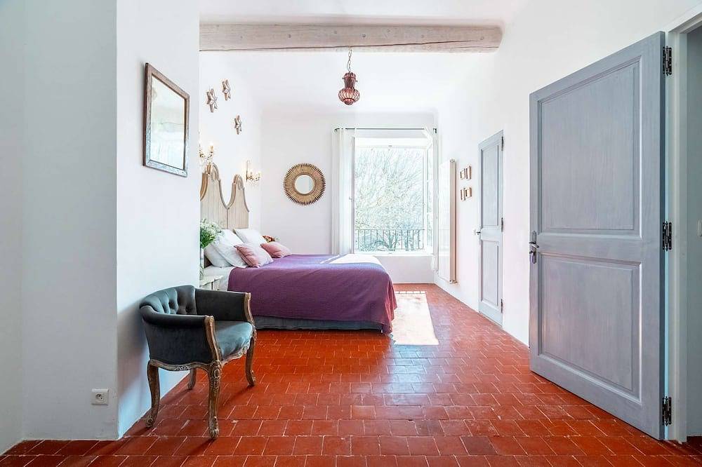 Luberon – A magnificent character property – Sleeps 17 in Goult, Parc naturel régional du Luberon