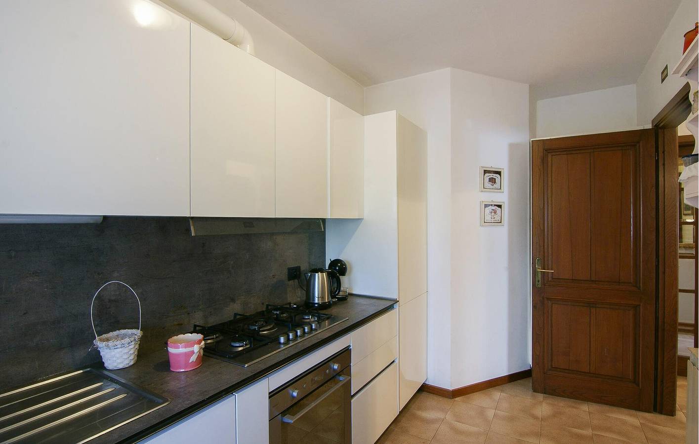 Appartamento intero, Accogliente appartamento con 2 camere da letto: a 1,5 km dalla spiaggia dell'Oasi, con parcheggio e cucina inclusi in Marina di Carrara, Carrara