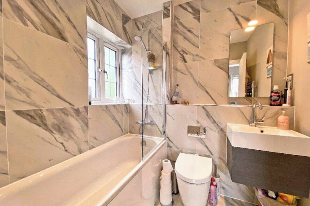 Near London & Guildford 3 Bed 3 Bath house. Families, contractors & short stays in Ash (Guildford), Guildford