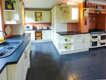 Log Cabin for 10 People in Rhondda Cynon Taf region, South-Wales, Photo 3