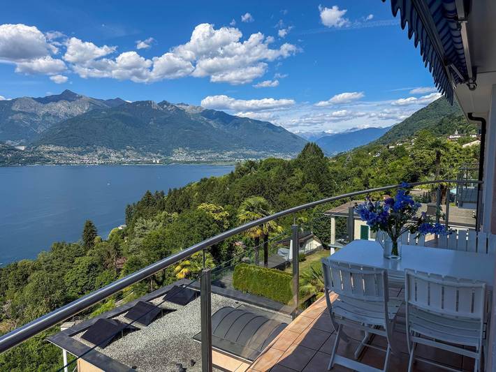 Ferienwohnung für 4 Personen, mit Balkon und Pool sowie Seeblick und Ausblick in Gambarogno