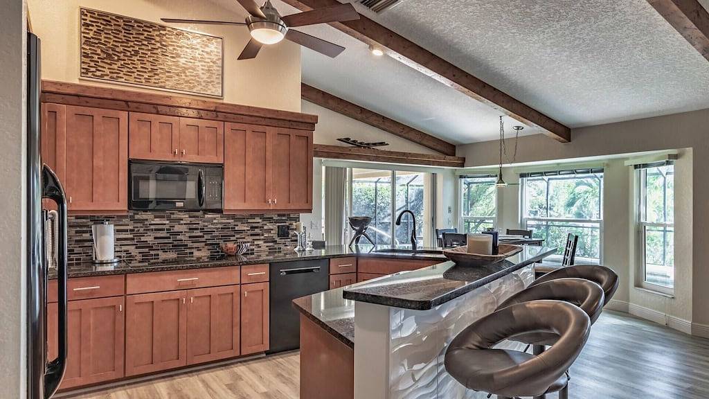 Beginnen Sie Ihren Traumurlaub in diesem wunderschönen Haus auf den Punta Gorda-Inseln. Wenn Sie Ihren Sorgen entfliehen und sich entspannen möchten, ist dies das ultimative Zuhause für Sie. in Punta Gorda Isles, Punta Gorda