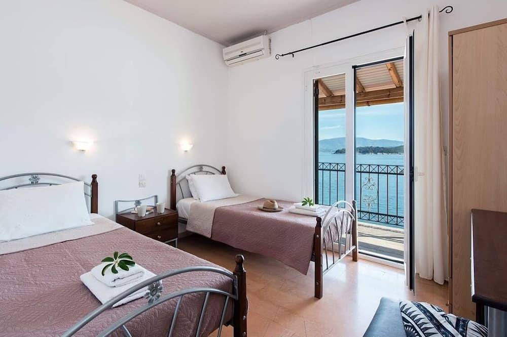 Ganze Wohnung, Modern 2 bedroom fully furnished apartment over looking the harbour of Kassiopi in Kassiopi, Korfu