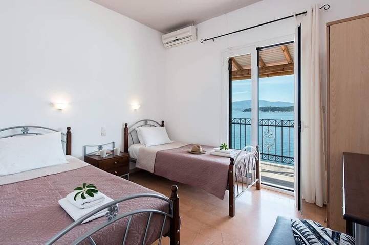 Appartement entier, Modern 2 bedroom fully furnished apartment over looking the harbour of Kassiopi in Kassiopi, Corfou