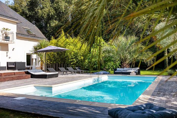Location de vacances pour 14 personnes, avec Balcon et Jacuzzi ainsi que Terrasse et Jardin dans Le Temple-de-Bretagne
