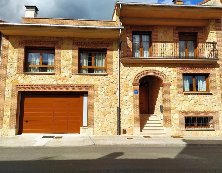 Casa rural con piscina para 24 personas, con Balcón en Provincia de Segovia