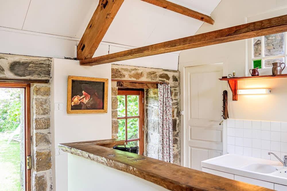 Gorgeous home in Quettehou with Wifi in Quettehou, Cherbourg region