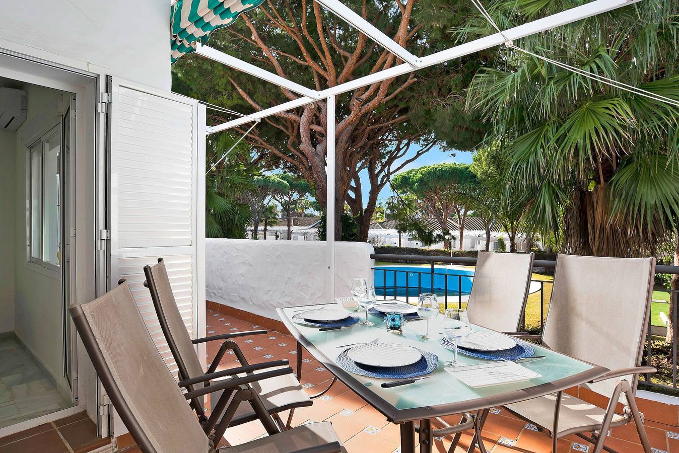 Apartamento entero, Apartamento vacacional "El Velero" con piscina compartida, terraza privada y Wi-Fi in Sancti Petri, Chiclana de la Frontera