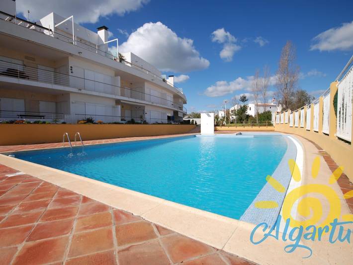 Apartamento para 4 personas, con Balcón además de Jardín y Piscina en Praia do Barril